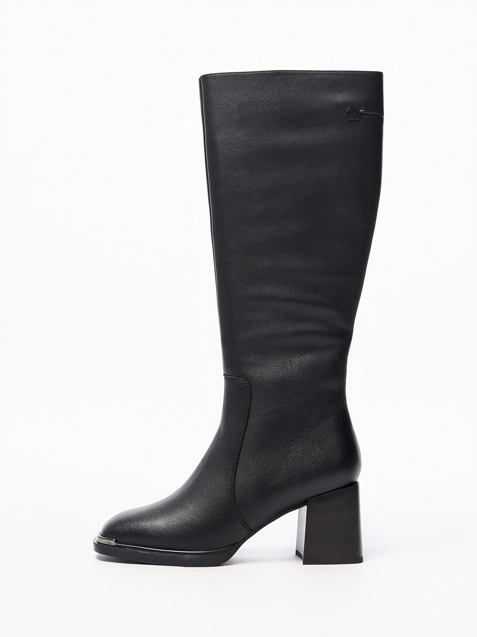 Сапоги черного цвета из натуральной кожи на высоком каблуке